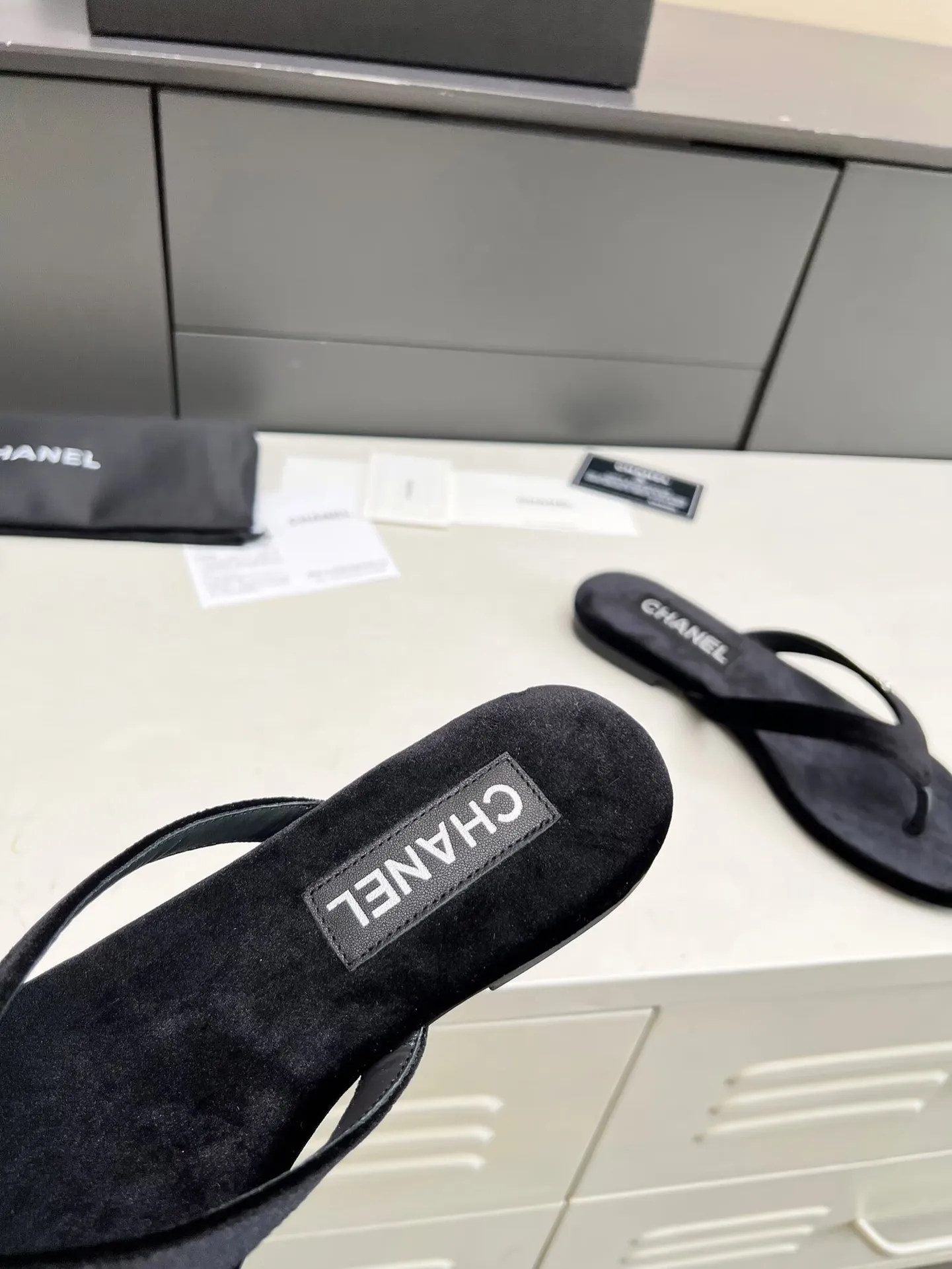 👟👟Ex-factory price 380👟👟 Chanel new spring and summer genuine leather outsole flip-flops✅ I was really moved by this shoe when I first saw it💓 I liked it at first sight [surprised], 😊 and it has Chanel’s classic diamond logo💎 Fabric: imported cowhide 🐂 Denim, velvet Lining: cow lining Color: black Code number: 35-41 (41 can be customized and non-returnable) Outsole: Made of genuine leather outsole Packaging: with card, cloth bag
